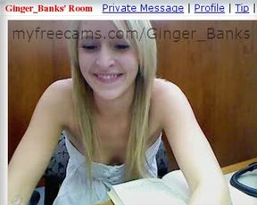 Ginger_Banks Biblioteca jugando con su dildo. (2)