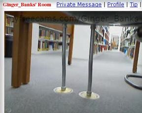 Ginger_Banks Biblioteca jugando con su dildo.