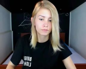 bonnielun lifting up shirt