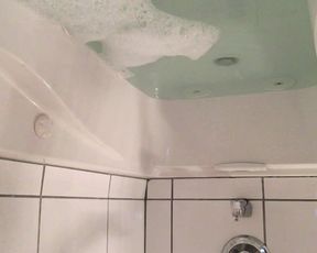 Le_Lea bathtub cum and milking