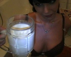 Aische Pervers 1 Liter Milch in private premium video