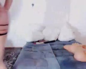 Chica con e asombroso trasero monta consolador.