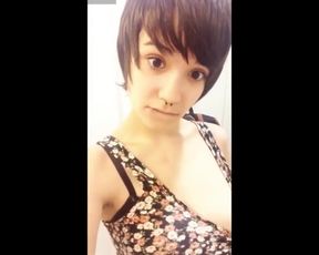 TEEN SNAPCHATS HERSELF