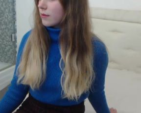 laurajam strips and spreads her pussy