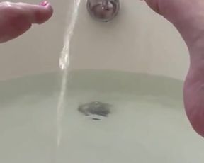 TiffanyWatson-short-pee-in-bath