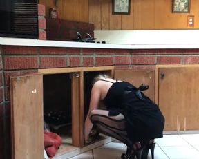 Milf stuck in the kitchen
